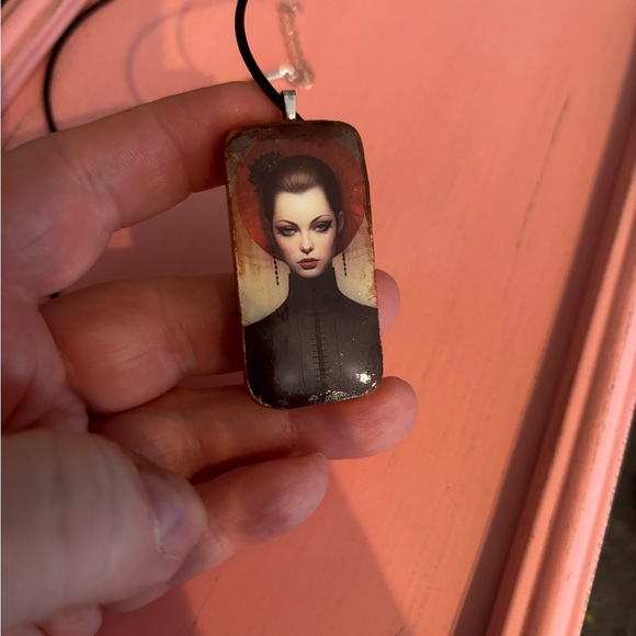 Vintage Goddess pendant - Picture 3 of 3